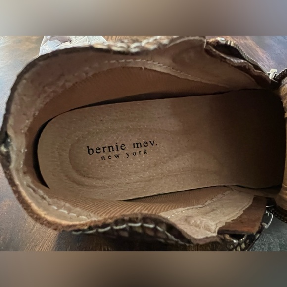 NIB Bernie Mev. Wharton Snake Skin Bootie, Size 39 (8.5) - Picture 7 of 11